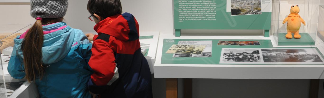 Deux enfants en visite dans l'exposition "Il était une fois SQY", l'exposition permanente du musée.