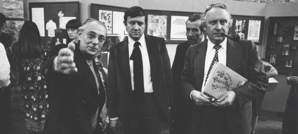 Raymond Blanc, Mario Urbanet et Bernard Hugo lors d'une des premières expositions de l'Ecomusée, à la Commanderie