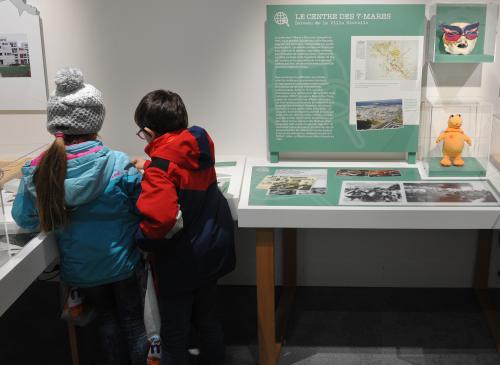 Deux enfants en visite dans l'exposition "Il était une fois SQY", l'exposition permanente du musée.