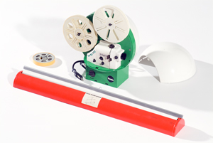 Un projecteur de film Super Huit et son écran de projection