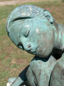 Artiste : YVES PIRES
18 - ELODIE, sculpture en bronze, Béguinage des Glycines