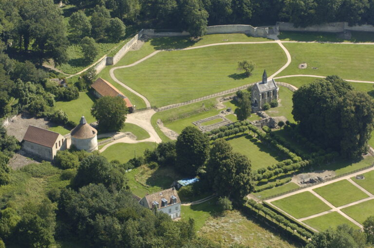 Vue aérienne au-dessus du site de l'ancienne abbaye de Port-Royal des Champs