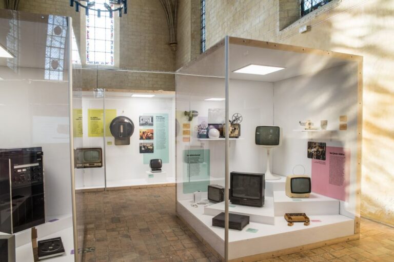 Vue de l'exposition "Du télé-club au smartphone" dans la chapelle de la Commanderie