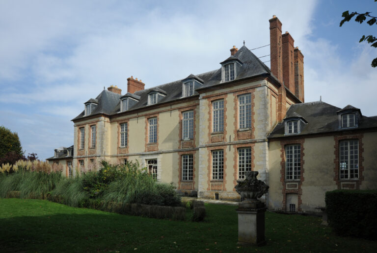 Vue de la façade du château depuis le jardin, avant restauration